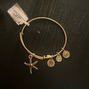 Alex and Ami Star Shell Bracelet NWT..